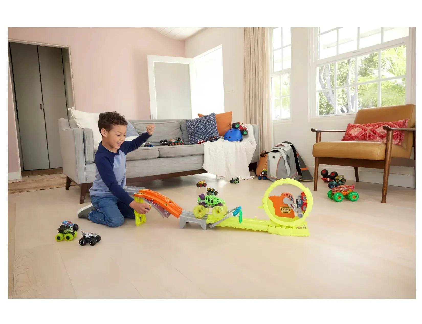 Hot Wheels Monster Trucks Power Smashers Charge & Chase Challenge